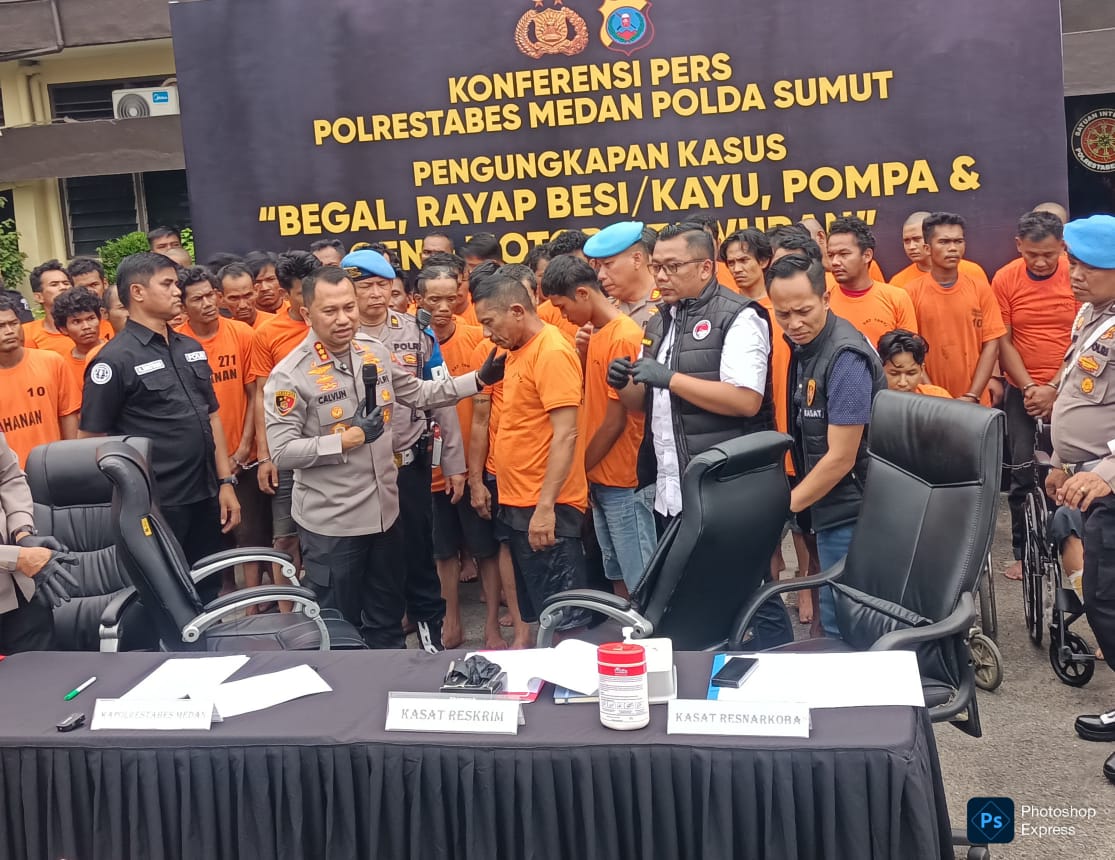 Kombes Pol Dr Jean Calvijn Simanjuntak mewawancarai salah tersangka tindak pidana. (Kitamedan.com)