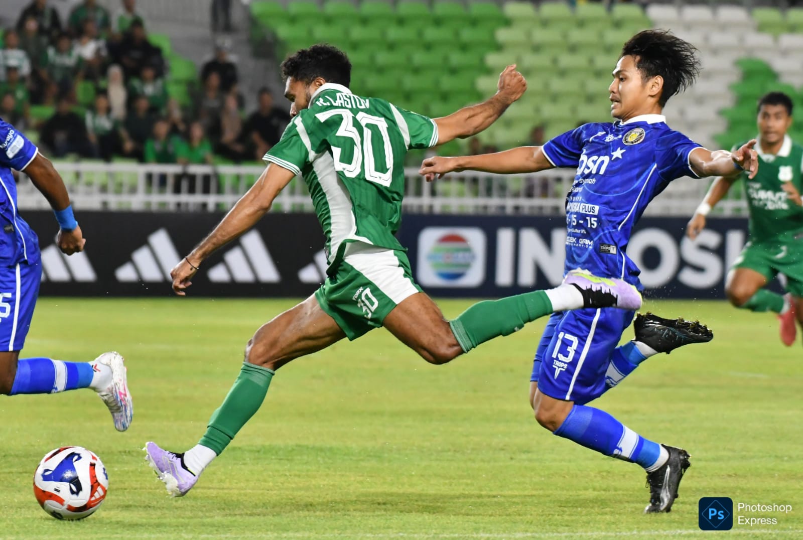 Rifal Lastori melewati pemain Persiraja pada lanjutan Liga II 2025/2026. PSMS Medan unggul tipis 1-0. (Official PSMS)