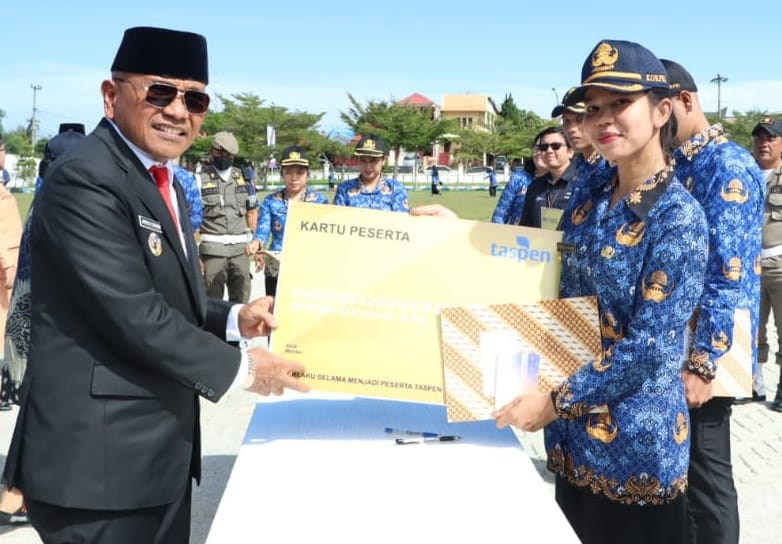 Bupati Simalungun, Anton Achmad Saragih menyerahkan Surat Keputusan (SK) pengangkatan kepada 920 Pegawai Pemerintah dengan Perjanjian Kerja (PPPK) formasi 2024 Selasa (28/10/2025). Foto: Dinas Kominfo Simalungun