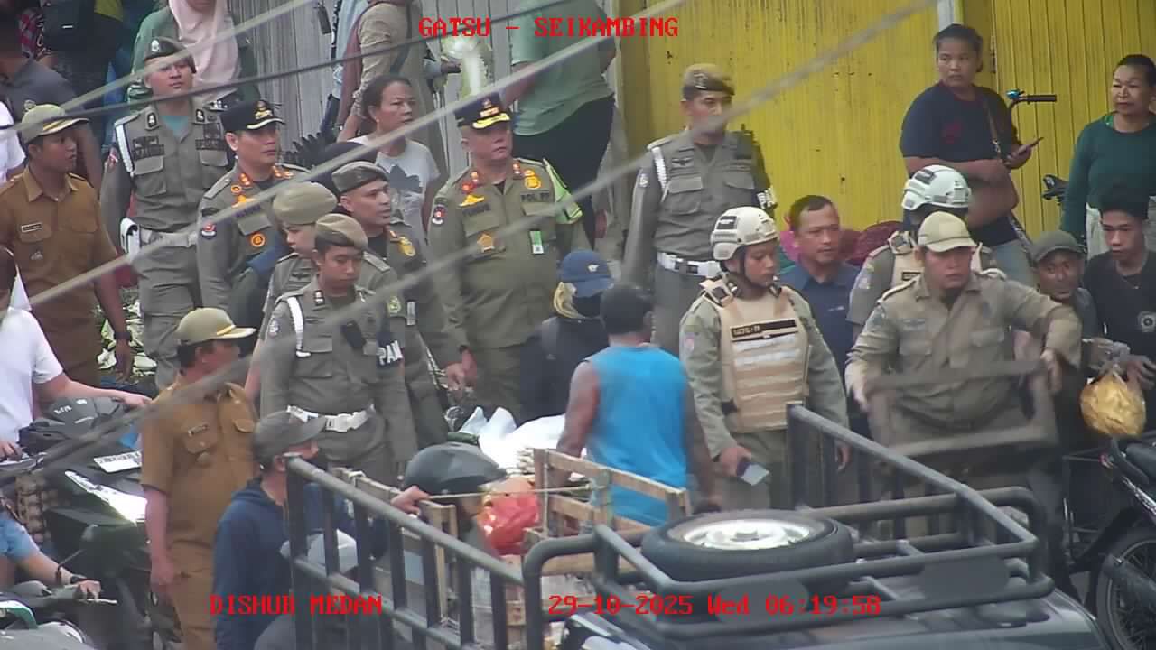 Satpol PP tertibkan PKL di Jalan Kapten Muslim. (Ist)