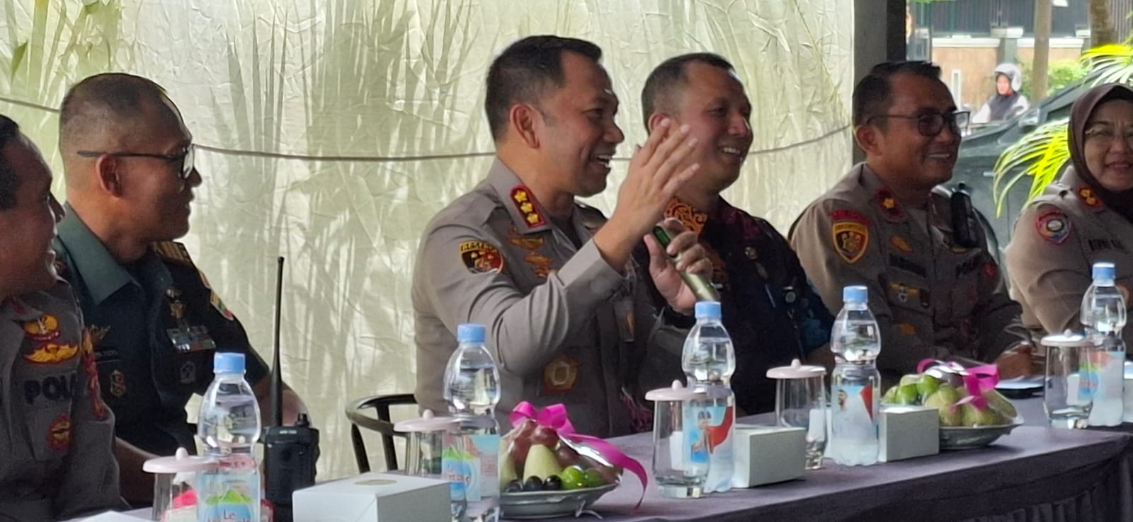 Kapolrestabes Medan Kombes Pol Dr Jean Calvijn Simanjuntak hadir menyapa warga Sunggal. (Restabes Medan Dok)