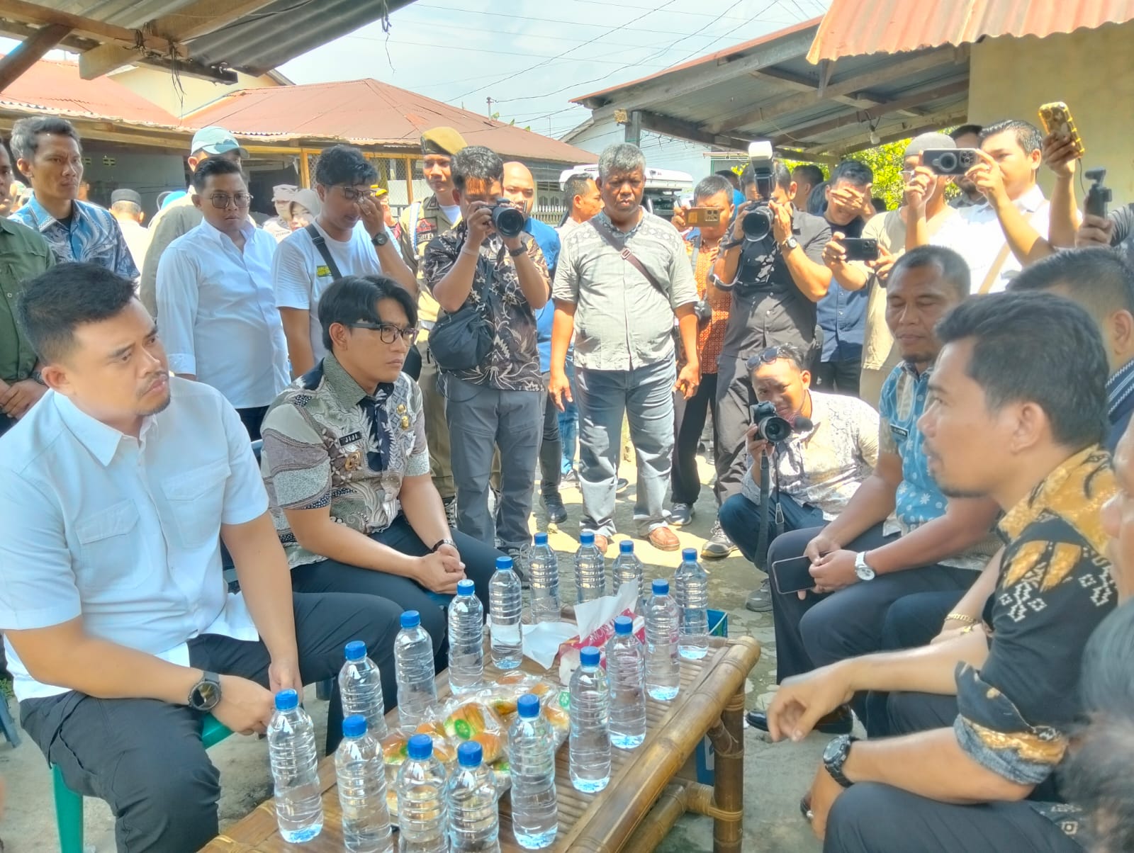 Bobby Nasution didampingi Wakil Walikota Binjai Hasanul Jihadi mendengarkan kronologis yang dialami guru honorer di Binjai. (Kominfo Sumut Dok)