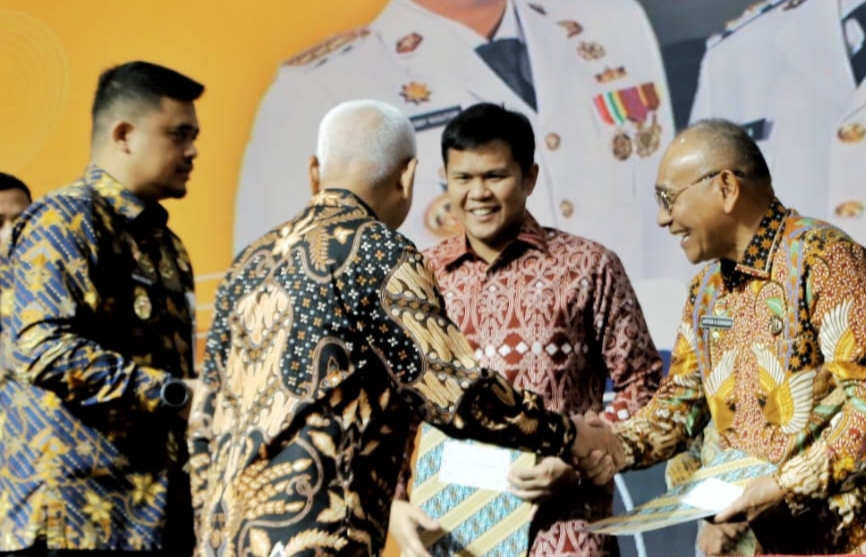 Bupati Simalungun Anton Achmad Saragih menyalami Wakil Gubernur Sumut Surya dan Gubernur Sumatera Utara Bobby Afif Nasution saat menyerahkan dana bagi hasil provinsi di Aula T Rizal Nurdin Kantor Gubernur Sumut, Rabu (29/10/2025). Foto: Dokumen Dinas Kominfo Simalungun.