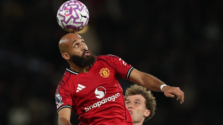 Pemain Manchester United B Mbeumo saat menahan bola dengan kepalanya dalam laga melawan Brighton dalam lanjutan Liga Inggris musim 2025/2026. Dalam laga tersebut Mbeumo mencetak dua gol membantu kemenangan MU dengan skor 4-2. Foto: Reuters