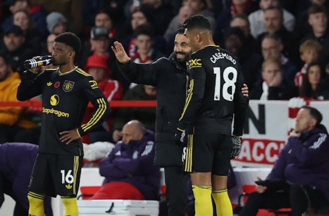 Pelatih Manchester United Ruben Amorim memberikan pengarahan kepada pemain tengahnya Casemiro saat laga melawan Nottingham di City Ground, Sabtu (1/11/2025). Dalam laga tersebut kedua tim bermain imbang 2-2 dan Casemiro mencetak satu gol. Foto: Reuters