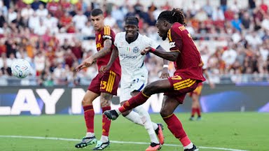 Pemain AS Roma. Kone melepaskan tembakan ke arah gawamg Inter Milan dalam lanjutan Liga Italia di Stadipn Olimpico, Roma, Sabti (19/9/2026). Dalam laga itu kedua tim bermain imbang 2-2. Foto: Reuters