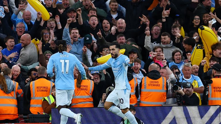 Pemain Man City melakukan selebrasi usai mencetak gol ke gawamg Liverpool dalam laga lanjutan Liga Inggris di Stadion Amfield, Minggu (11/10/2026). Dalam laga itu Man City menang 3-0. Foto: Reuters